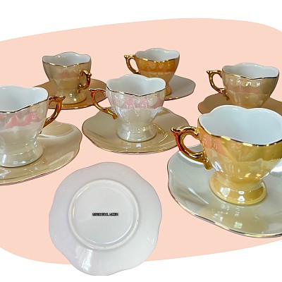 service à café, Geneviève Lethu, porcelaine nacrée, reflets irisés, anses dorées à la main, vaisselle vintage, style années 80, design raffiné, élégance intemporelle, ensemble 12 pièces, décoration féminine, art de la table, concept store, les filles les meufs, garrigues sainte Eulalie, uzes service tasse nacrée geneviève lethu sous-tasse pastel jaune blanc doré