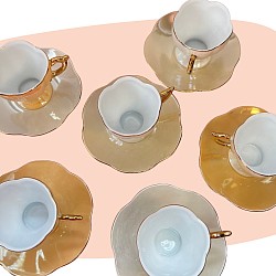 service à café, Geneviève Lethu, porcelaine nacrée, reflets irisés, anses dorées à la main, vaisselle vintage, style années 80, design raffiné, élégance intemporelle, ensemble 12 pièces, décoration féminine, art de la table, concept store, les filles les meufs, garrigues sainte Eulalie, uzes service tasse nacrée geneviève lethu sous-tasse pastel jaune blanc doré
