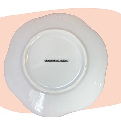 service à café, Geneviève Lethu, porcelaine nacrée, reflets irisés, anses dorées à la main, vaisselle vintage, style années 80, design raffiné, élégance intemporelle, ensemble 12 pièces, décoration féminine, art de la table, concept store, les filles les meufs, garrigues sainte Eulalie, uzes service tasse nacrée geneviève lethu sous-tasse pastel jaune blanc doré