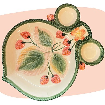 plat vintage, céramique peinte à la main, décor fraises et feuilles, style méditerranéen, finition brillante, design organique, artisanat italien, années 60-70, vaisselle rétro, décoration champêtre, art de la table, charme rustique, concept store, les filles les meufs, garrigues sainte Eulalie, uzes assiette fraise barbotine vert rose rouge blanc tressé feuilles fleur crème fouetté