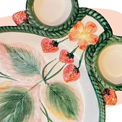 plat vintage, céramique peinte à la main, décor fraises et feuilles, style méditerranéen, finition brillante, design organique, artisanat italien, années 60-70, vaisselle rétro, décoration champêtre, art de la table, charme rustique, concept store, les filles les meufs, garrigues sainte Eulalie, uzes assiette fraise barbotine vert rose rouge blanc tressé feuilles fleur crème fouetté