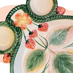 plat vintage, céramique peinte à la main, décor fraises et feuilles, style méditerranéen, finition brillante, design organique, artisanat italien, années 60-70, vaisselle rétro, décoration champêtre, art de la table, charme rustique, concept store, les filles les meufs, garrigues sainte Eulalie, uzes assiette fraise barbotine vert rose rouge blanc tressé feuilles fleur crème fouetté