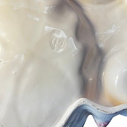 plat vintage, céramique peinte à la main, décor fraises et feuilles, style méditerranéen, finition brillante, design organique, artisanat italien, années 60-70, vaisselle rétro, décoration champêtre, art de la table, charme rustique, concept store, les filles les meufs, garrigues sainte Eulalie, uzes assiette fraise barbotine vert rose rouge blanc tressé feuilles fleur crème fouetté