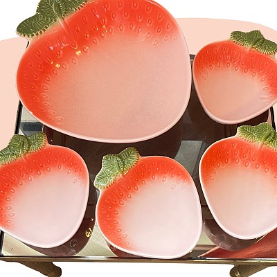 plats en céramique, ensemble de 5 pièces, motif fraise, peinture à la main, finition brillante, design années 70, art de la table, vaisselle rétro, décoration estivale, service fruité, style vintage, céramique émaillée, concept store, les filles les meufs, garrigues sainte Eulalie, uzes