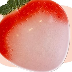 plats en céramique, ensemble de 5 pièces, motif fraise, peinture à la main, finition brillante, design années 70, art de la table, vaisselle rétro, décoration estivale, service fruité, style vintage, céramique émaillée, concept store, les filles les meufs, garrigues sainte Eulalie, uzes