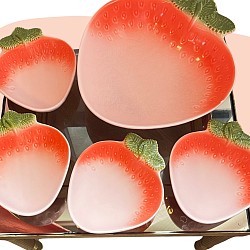 plats en céramique, ensemble de 5 pièces, motif fraise, peinture à la main, finition brillante, design années 70, art de la table, vaisselle rétro, décoration estivale, service fruité, style vintage, céramique émaillée, concept store, les filles les meufs, garrigues sainte Eulalie, uzes