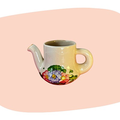 petit pichet, faïence vernissée, décor floral, peinture à la main, fleurs multicolores, style champêtre, céramique vintage, mini vase, objet décoratif, charme rétro, craquelures naturelles, décoration joyeuse, concept store, les filles les meufs, garrigues sainte Eulalie, uzes