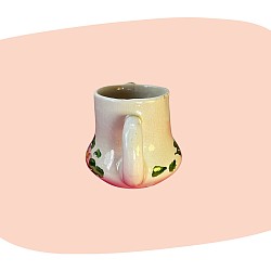 petit pichet, faïence vernissée, décor floral, peinture à la main, fleurs multicolores, style champêtre, céramique vintage, mini vase, objet décoratif, charme rétro, craquelures naturelles, décoration joyeuse, concept store, les filles les meufs, garrigues sainte Eulalie, uzes