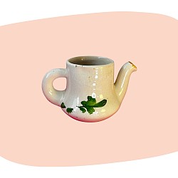 petit pichet, faïence vernissée, décor floral, peinture à la main, fleurs multicolores, style champêtre, céramique vintage, mini vase, objet décoratif, charme rétro, craquelures naturelles, décoration joyeuse, concept store, les filles les meufs, garrigues sainte Eulalie, uzes