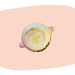 petit pichet, faïence vernissée, décor floral, peinture à la main, fleurs multicolores, style champêtre, céramique vintage, mini vase, objet décoratif, charme rétro, craquelures naturelles, décoration joyeuse, concept store, les filles les meufs, garrigues sainte Eulalie, uzes