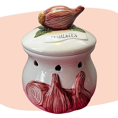 pot à échalotes, céramique émaillée, barbotine, décor en relief, peinture à la main, style campagne chic, faïence ancienne, accessoire de cuisine, décoration rustique, objet vintage, pot de conservation, charme artisanal, concept store, les filles les meufs, garrigues sainte Eulalie, uzes