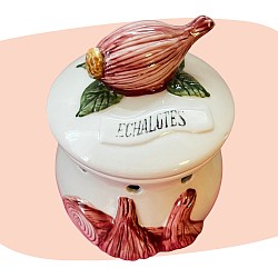 pot à échalotes, céramique émaillée, barbotine, décor en relief, peinture à la main, style campagne chic, faïence ancienne, accessoire de cuisine, décoration rustique, objet vintage, pot de conservation, charme artisanal, concept store, les filles les meufs, garrigues sainte Eulalie, uzes