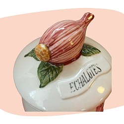 pot à échalotes, céramique émaillée, barbotine, décor en relief, peinture à la main, style campagne chic, faïence ancienne, accessoire de cuisine, décoration rustique, objet vintage, pot de conservation, charme artisanal, concept store, les filles les meufs, garrigues sainte Eulalie, uzes