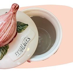 pot à échalotes, céramique émaillée, barbotine, décor en relief, peinture à la main, style campagne chic, faïence ancienne, accessoire de cuisine, décoration rustique, objet vintage, pot de conservation, charme artisanal, concept store, les filles les meufs, garrigues sainte Eulalie, uzes