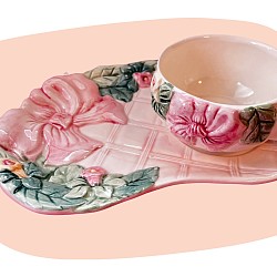 tasse et assiette, faïence émaillée, barbotine, décor fleuri, ruban rose, peinture à la main, vaisselle vintage, style romantique, nuance pastel, duo thé rétro, charme ancien, décoration poétique, concept store, les filles les meufs, garrigues sainte Eulalie, uzes