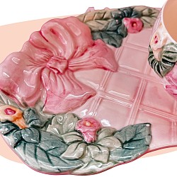 tasse et assiette, faïence émaillée, barbotine, décor fleuri, ruban rose, peinture à la main, vaisselle vintage, style romantique, nuance pastel, duo thé rétro, charme ancien, décoration poétique, concept store, les filles les meufs, garrigues sainte Eulalie, uzes