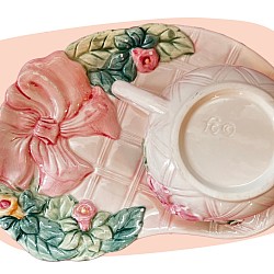 tasse et assiette, faïence émaillée, barbotine, décor fleuri, ruban rose, peinture à la main, vaisselle vintage, style romantique, nuance pastel, duo thé rétro, charme ancien, décoration poétique, concept store, les filles les meufs, garrigues sainte Eulalie, uzes