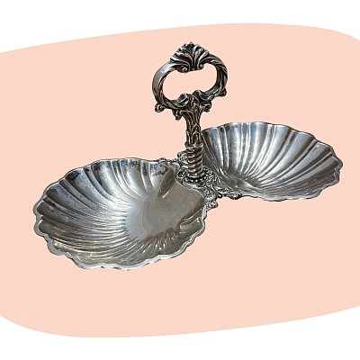 présentoir ancien, métal argenté, double coupelle, style baroque, objet de table, vaisselle vintage, décoration chic, art de la table, design français, objet ancien, élégance intemporelle, concept store, les filles les meufs, garrigues sainte Eulalie, uzes