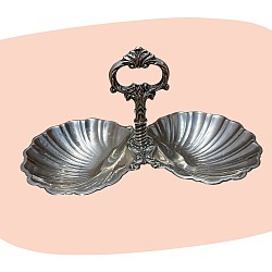 présentoir ancien, métal argenté, double coupelle, style baroque, objet de table, vaisselle vintage, décoration chic, art de la table, design français, objet ancien, élégance intemporelle, concept store, les filles les meufs, garrigues sainte Eulalie, uzes