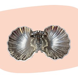 présentoir ancien, métal argenté, double coupelle, style baroque, objet de table, vaisselle vintage, décoration chic, art de la table, design français, objet ancien, élégance intemporelle, concept store, les filles les meufs, garrigues sainte Eulalie, uzes