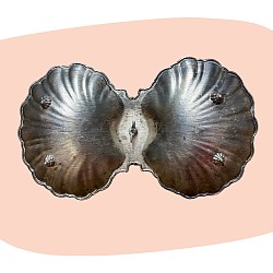 présentoir ancien, métal argenté, double coupelle, style baroque, objet de table, vaisselle vintage, décoration chic, art de la table, design français, objet ancien, élégance intemporelle, concept store, les filles les meufs, garrigues sainte Eulalie, uzes