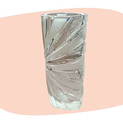 vase en cristal, style Baccarat, cristal taillé, design vintage, années 70, transparence pure, effet lumineux, décoration chic, objet raffiné, vase élégant, art du verre, décoration classique et moderne, concept store, les filles les meufs, garrigues sainte Eulalie, uzes