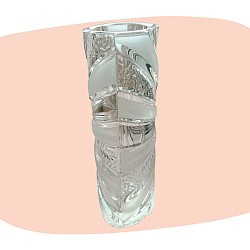 vase en cristal, style Baccarat, cristal taillé, design vintage, années 70, transparence pure, effet lumineux, décoration chic, objet raffiné, vase élégant, art du verre, décoration classique et moderne, concept store, les filles les meufs, garrigues sainte Eulalie, uzes