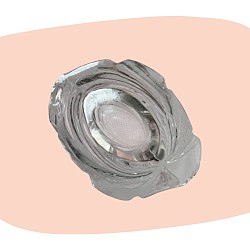 vase en cristal, style Baccarat, cristal taillé, design vintage, années 70, transparence pure, effet lumineux, décoration chic, objet raffiné, vase élégant, art du verre, décoration classique et moderne, concept store, les filles les meufs, garrigues sainte Eulalie, uzes