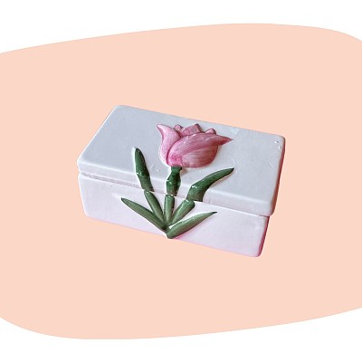 boîte en céramique, motif tulipe, décoration vintage, faïence émaillée, fleur en relief, style romantique, années 60, objet poétique, fait main, décoration florale, petit coffret, céramique blanche, concept store, les filles les meufs, garrigues sainte Eulalie, uzes, boite céramique tulipe blanc vert rose relief barbotine secret bijoux