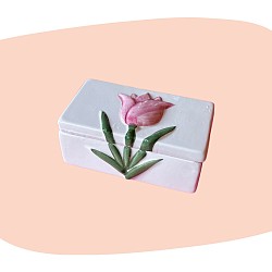 boîte en céramique, motif tulipe, décoration vintage, faïence émaillée, fleur en relief, style romantique, années 60, objet poétique, fait main, décoration florale, petit coffret, céramique blanche, concept store, les filles les meufs, garrigues sainte Eulalie, uzes, boite céramique tulipe blanc vert rose relief barbotine secret bijoux