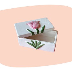 boîte en céramique, motif tulipe, décoration vintage, faïence émaillée, fleur en relief, style romantique, années 60, objet poétique, fait main, décoration florale, petit coffret, céramique blanche, concept store, les filles les meufs, garrigues sainte Eulalie, uzes, boite céramique tulipe blanc vert rose relief barbotine secret bijoux