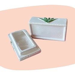 boîte en céramique, motif tulipe, décoration vintage, faïence émaillée, fleur en relief, style romantique, années 60, objet poétique, fait main, décoration florale, petit coffret, céramique blanche, concept store, les filles les meufs, garrigues sainte Eulalie, uzes, boite céramique tulipe blanc vert rose relief barbotine secret bijoux