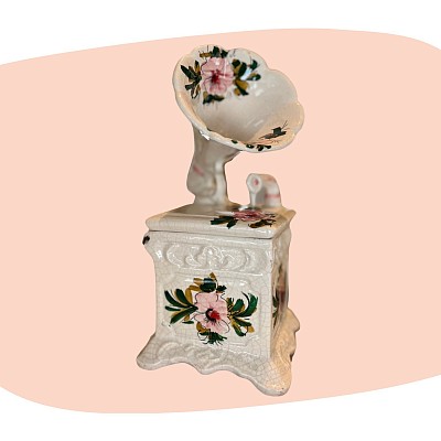 boîte en céramique, phonographe miniature, faïence italienne, objet décoratif vintage, fleurs peintes à la main, décoration romantique, style rétro, fabrication artisanale, made in Italy, concept store, les filles les meufs, garrigues sainte Eulalie, uzes, phonographe céramique émaillée made in italy italie italienne fleuri fleurs rose vert boite bijoux secret vintage pop up store concept les filles les meufs lesfilleslesmeufs