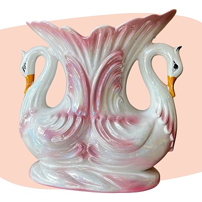 vase cygnes, céramique nacrée, rose et blanc irisé, style Capodimonte, made in Italy, décoration romantique, design vintage, années 50-70, reflets perlés, pièce italienne, objet kitsch chic, vase décoratif, concept store, les filles les meufs, garrigues sainte Eulalie, uzes  vase céramique pastel couleurs cignes rose blanc jaune nacré vintage italie italienne retro pop up store concept kitsch barbotine
