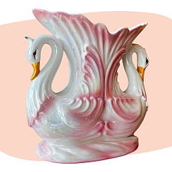 vase cygnes, céramique nacrée, rose et blanc irisé, style Capodimonte, made in Italy, décoration romantique, design vintage, années 50-70, reflets perlés, pièce italienne, objet kitsch chic, vase décoratif, concept store, les filles les meufs, garrigues sainte Eulalie, uzes vase céramique pastel couleurs cignes rose blanc jaune nacré vintage italie italienne retro pop up store concept kitsch barbotine