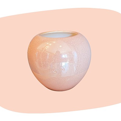 vase boule, céramique nacrée, rose poudré, finition brillante, décoration poétique, style bohème, douceur et féminité, design moderne, objet raffiné, vase rond, déco apaisante, charme vintage, concept store, les filles les meufs, garrigues sainte Eulalie, uzes cache pot rose clair pale nacré irisé pop store concept les filles les meufs lesfilleslesmeufs