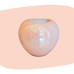 vase boule, céramique nacrée, rose poudré, finition brillante, décoration poétique, style bohème, douceur et féminité, design moderne, objet raffiné, vase rond, déco apaisante, charme vintage, concept store, les filles les meufs, garrigues sainte Eulalie, uzes cache pot rose clair pale nacré irisé pop store concept les filles les meufs lesfilleslesmeufs