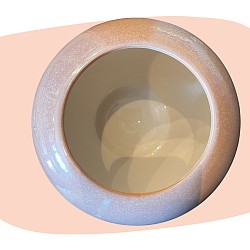 vase boule, céramique nacrée, rose poudré, finition brillante, décoration poétique, style bohème, douceur et féminité, design moderne, objet raffiné, vase rond, déco apaisante, charme vintage, concept store, les filles les meufs, garrigues sainte Eulalie, uzes cache pot rose clair pale nacré irisé pop store concept les filles les meufs lesfilleslesmeufs