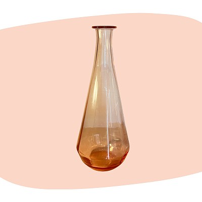 vase conique, verre soufflé, teinte rose ambré, style années 60, design minimaliste, décoration poétique, transparence du verre, silhouette élancée, finition brillante, objet rétro chic, décoration légère, pièce vintage, concept store, les filles les meufs, garrigues sainte Eulalie, uzes soliflore verre rose fumé vintage rétro