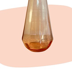 vase conique, verre soufflé, teinte rose ambré, style années 60, design minimaliste, décoration poétique, transparence du verre, silhouette élancée, finition brillante, objet rétro chic, décoration légère, pièce vintage, concept store, les filles les meufs, garrigues sainte Eulalie, uzes