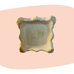 boîte en céramique, phonographe miniature, faïence italienne, objet décoratif vintage, fleurs peintes à la main, décoration romantique, style rétro, fabrication artisanale, made in Italy, concept store, les filles les meufs, garrigues sainte Eulalie, uzes