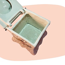 boîte en céramique, phonographe miniature, faïence italienne, objet décoratif vintage, fleurs peintes à la main, décoration romantique, style rétro, fabrication artisanale, made in Italy, concept store, les filles les meufs, garrigues sainte Eulalie, uzes, phonographe céramique émaillée made in italy italie italienne fleuri fleurs rose vert boite bijoux secret vintage pop up store concept les filles les meufs lesfilleslesmeufs