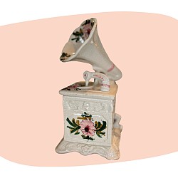 boîte en céramique, phonographe miniature, faïence italienne, objet décoratif vintage, fleurs peintes à la main, décoration romantique, style rétro, fabrication artisanale, made in Italy, concept store, les filles les meufs, garrigues sainte Eulalie, uzes