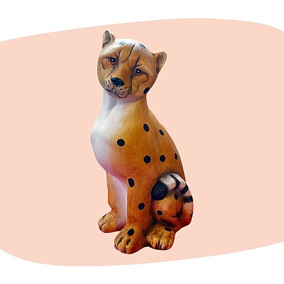 statuette félin, céramique peinte à la main, tons ocre et noir, décoration artisanale, style bohème, figurine vintage, animal décoratif, charme rétro, finition satinée, objet exotique, déco sauvage, pièce unique, concept store, les filles les meufs, garrigues sainte Eulalie, uzes