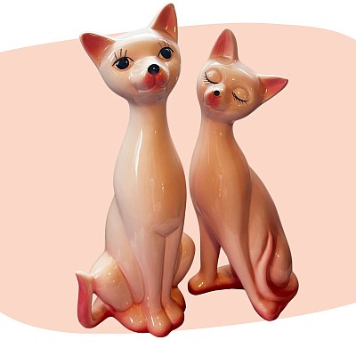 duo de chats, céramique émaillée, rose poudré, style années 60, décoration romantique, figurines vintage, finition brillante, charme rétro, déco poétique, objet décoratif, ambiance douce, design nostalgique, concept store, les filles les meufs, garrigues sainte Eulalie, uzes