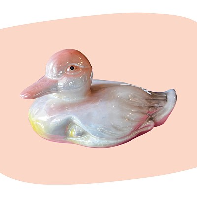 canard en céramique, céramique nacrée, reflets pastel, rose blanc jaune, décoration vintage, style années 60-70, figurine rétro, finition brillante, objet artisanal, déco poétique, animal décoratif, charme italien, concept store, les filles les meufs, garrigues sainte Eulalie, uzes
