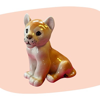lionceau en céramique, figurine vintage, céramique émaillée, peinture à la main, tons miel et rose poudré, style années 60-70, décoration rétro, animal décoratif, objet artisanal, finition brillante, charme tendre, collection d’animaux vintage, concept store, les filles les meufs, garrigues sainte Eulalie, uzes