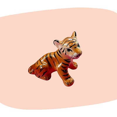 lionceau en céramique, figurine vintage, céramique émaillée, peinture à la main, tons miel et rose poudré, style années 60-70, décoration rétro, animal décoratif, objet artisanal, finition brillante, charme tendre, collection d’animaux vintage, concept store, les filles les meufs, garrigues sainte Eulalie, uzes