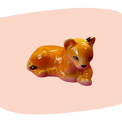 lionceau en céramique, figurine vintage, céramique émaillée, orange nuancé, style années 60-70, décoration rétro, animal décoratif, finition brillante, détails peints à la main, objet artisanal, déco chaleureuse, collection d’animaux, concept store, les filles les meufs, garrigues sainte Eulalie, uzes