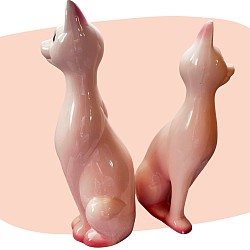 duo de chats, céramique émaillée, rose poudré, style années 60, décoration romantique, figurines vintage, finition brillante, charme rétro, déco poétique, objet décoratif, ambiance douce, design nostalgique, concept store, les filles les meufs, garrigues sainte Eulalie, uzes